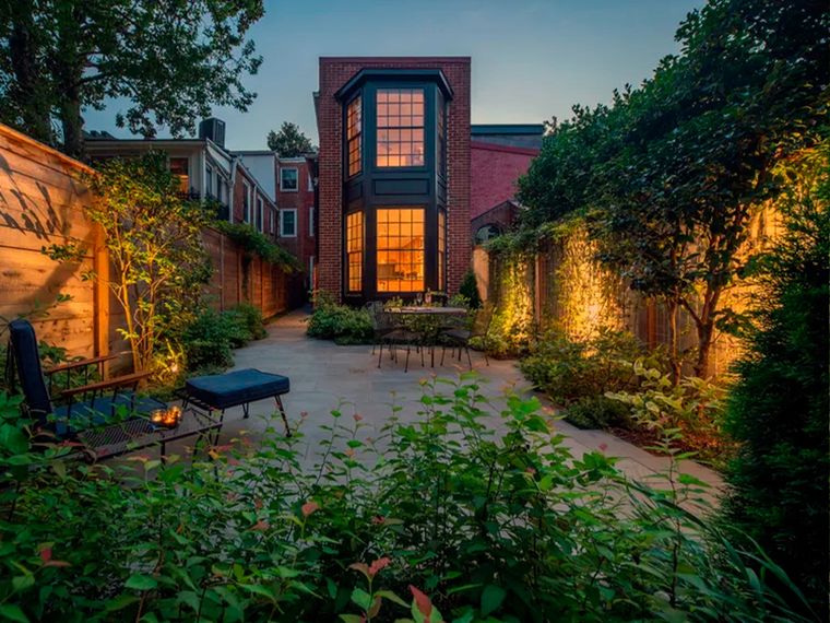 Un patio con iluminación empotrada en sus plantas Foto: Allen Russ y Studio AKA