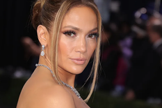 Jennifer Lopez tiene una figura soñada, gracias a su genética pero también a un constante entrenamiento y alimentación saludable. Foto: Glamour MX - https://media.glamour.mx/photos/6190bccff5ed039ceea8c00f/master/w_1600%2Cc_limit/267274.jpg