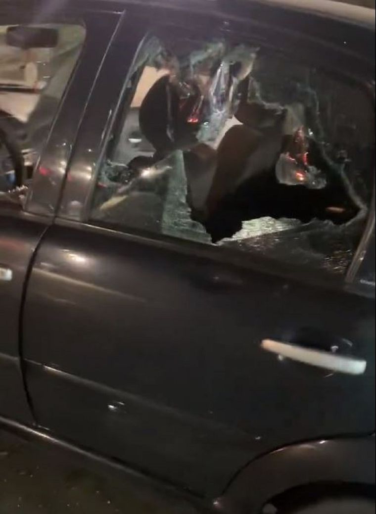 Un auto con patente argentina fue destrozado por chilenos Foto: captura de pantalla