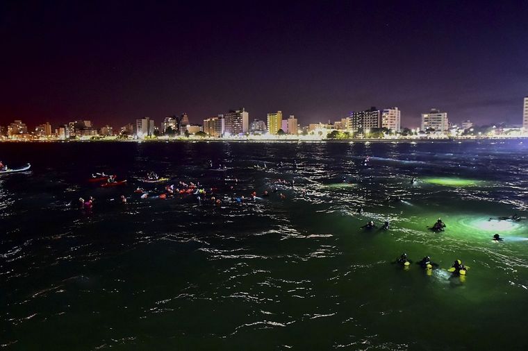 El Vía Crucis submarino que se lleva a cabo en Puerto Madryn es único en el mundo Foto: Télam