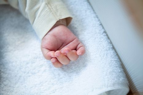 El bebé debió permanecer internado varios días por complicaciones respiratorias. El bebé debió permanecer internado varios días por complicaciones respiratorias.