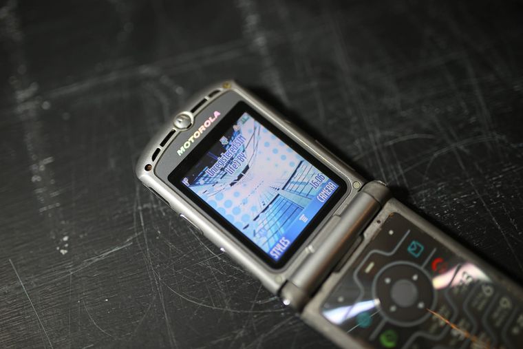 Los acabados metálicos del Motorola Razr V3 definieron una nueva forma de entender la moda tecnológica. Los acabados metálicos del Motorola Razr V3 definieron una nueva forma de entender la moda tecnológica.