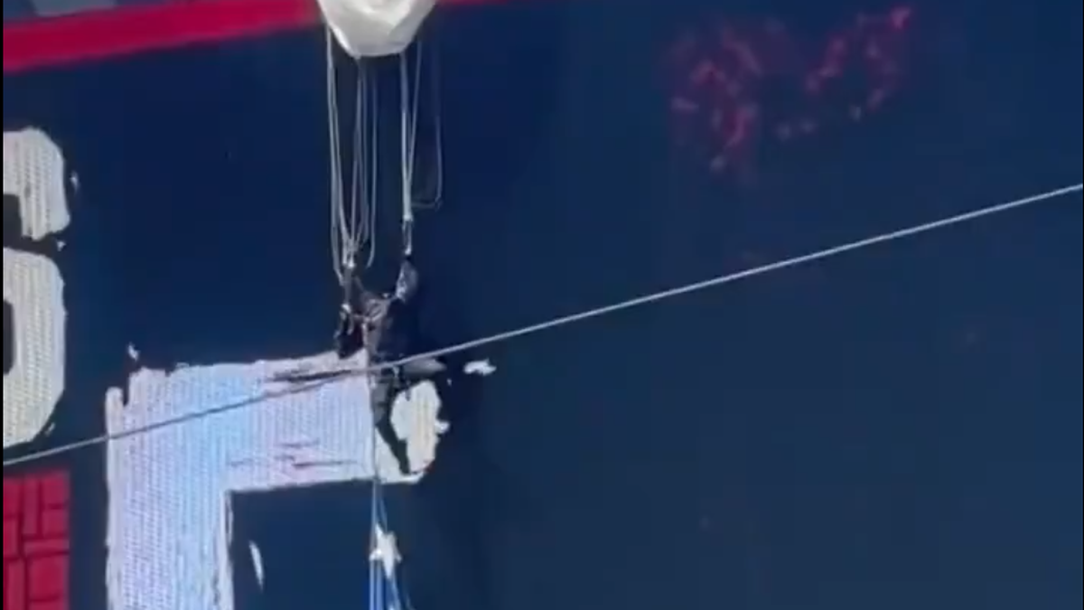Impactante: un paracaidista se estrelló contra un cartel electrónico antes de un partido de fútbol americano
