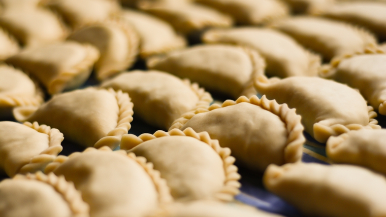 Esta receta se distingue porque la carne se corta a cuchillo, nunca se pica: así conserva todo su jugo y sabor. Esta receta se distingue porque la carne se corta a cuchillo, nunca se pica: así conserva todo su jugo y sabor.