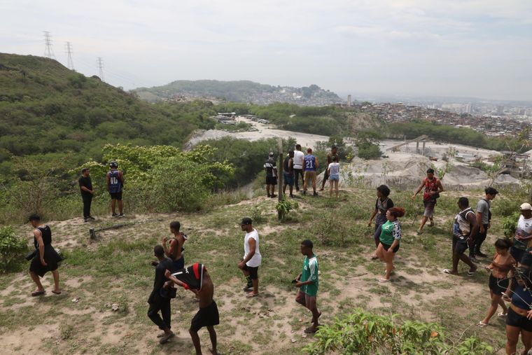 Las familias de personas desaparecidas buscaron en la sierra de la Misericórdia, que divide los complejos de favelas Penha y Alemão.