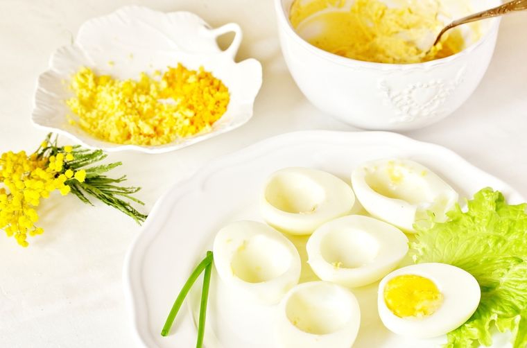 La receta los huevos rellenos ya se preparaban en la Antigua Roma, donde se mezclaban yemas con hierbas y especias. La receta los huevos rellenos ya se preparaban en la Antigua Roma, donde se mezclaban yemas con hierbas y especias.