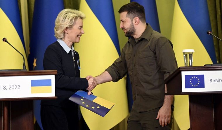 Ursula Von Der Leyen, junto a Volodími Zelenski, presidente de Ucrania. Foto: Twitter.