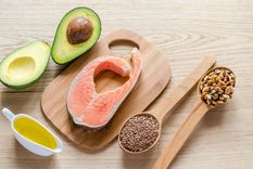 Salmón con crema de aguacate Una receta simple y deliciosa para hacer en minutos Foto: Shutterstock