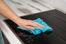 LIMPIAR Las cocinas vitrocerámicas cuentan con un vidrio entre la fuente de calor y el recipiente que se calienta; de allí, su nombre Foto: SHUTTERSTOCK