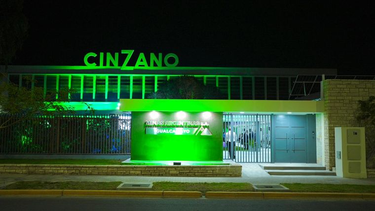 Inauguración de las oficinas de Minas Argentinas en la antigua planta de Cinzano, en plena ciudad de San Juan. El proyecto contempla un hotel de lujo, oficinas de alta gama, un shopping y servicios comerciales. Inauguración de las oficinas de Minas Argentinas en la antigua planta de Cinzano, en plena ciudad de San Juan. El proyecto contempla un hotel de lujo, oficinas de alta gama, un shopping y servicios comerciales.