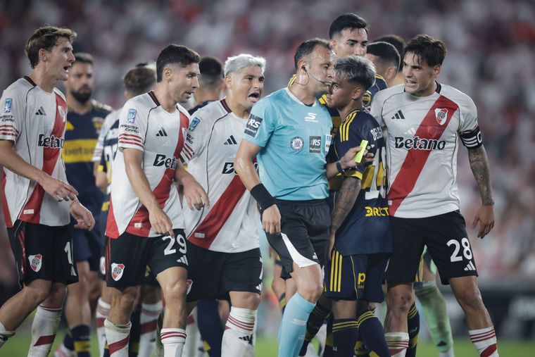 Todos los jugadores de River protestan la jugada que desató la bronca del Millonario en el cierre del Superclásico.