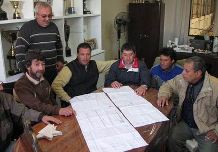 La nueva comisión directiva del Club Palmira analizando los planos de obras.