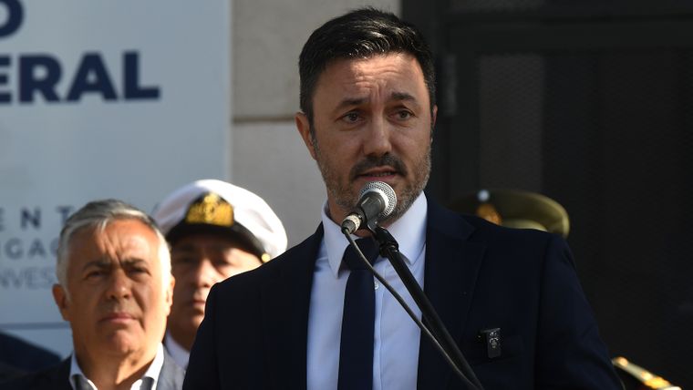 Luis Petri obvió cualquier tema provincial y solo se presenta como Luis Petri obvió cualquier tema provincial y solo se presenta como