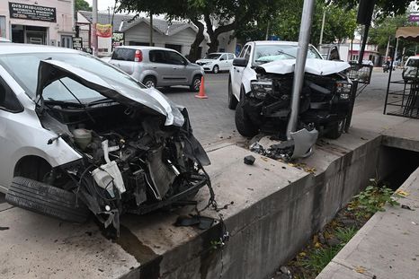 se bajo a buscar plata al banco, un ladron le quiso robar y choco contra un poste se bajo a buscar plata al banco, un ladron le quiso robar y choco contra un poste