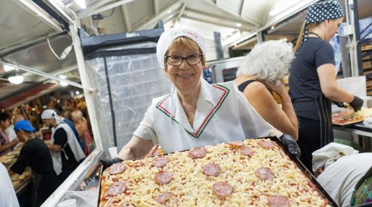 Pizza a la calabresa, una de las comidas más buscadas de la Festa in Piazza. Foto: MDZ
