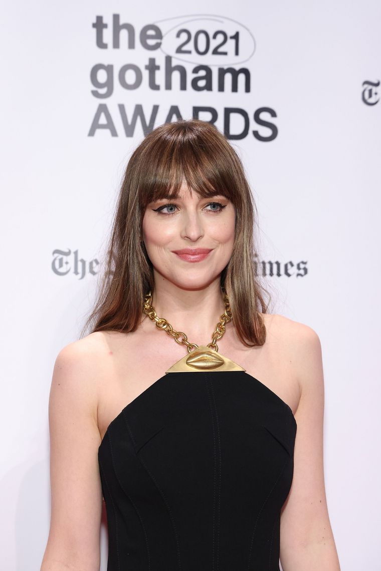 Dakota Johnson y Zendaya nos muestran la combinación para fin de año: negro y dorado. Foto: Elle