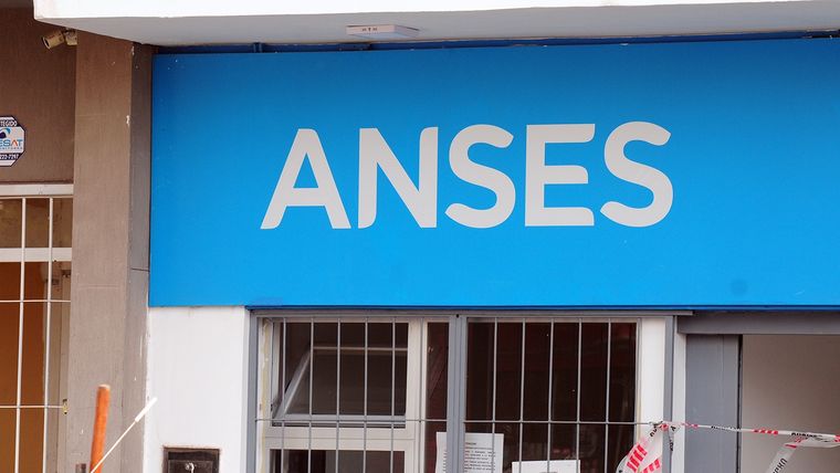 Estos son los primeros beneficiarios de Anses en recibir sus haberes. Foto: ALF PONCE MERCADO / MDZ