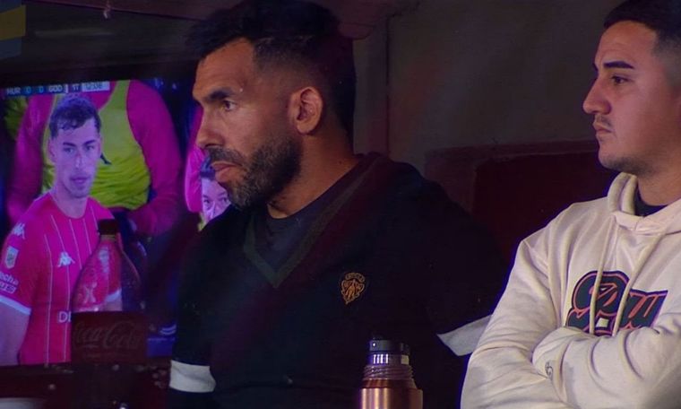 Tévez fue fotografiado mientras miraba el Huracán-Godoy Cruz.