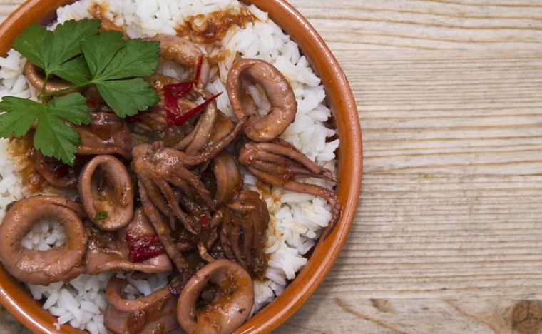 Arroz con calamares Una receta simple y deliciosa para hacer en pocos minutos Foto: Shutterstock