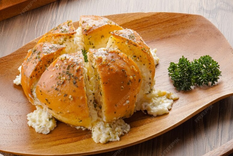 Cómo hacer pan de ajo coreano relleno de queso. Foto: Freepik