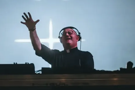 Padre Guilherme cambió el escenario de su presentación
