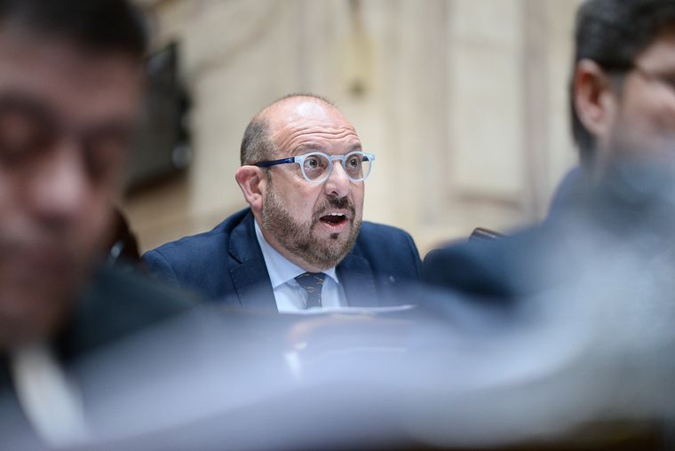 Carlos D'alessandro amenaza con romper el bloque de La Libertad Avanza en la Cámara de Diputados tras la intervención del partido en su provincia. Carlos D'alessandro amenaza con romper el bloque de La Libertad Avanza en la Cámara de Diputados tras la intervención del partido en su provincia.