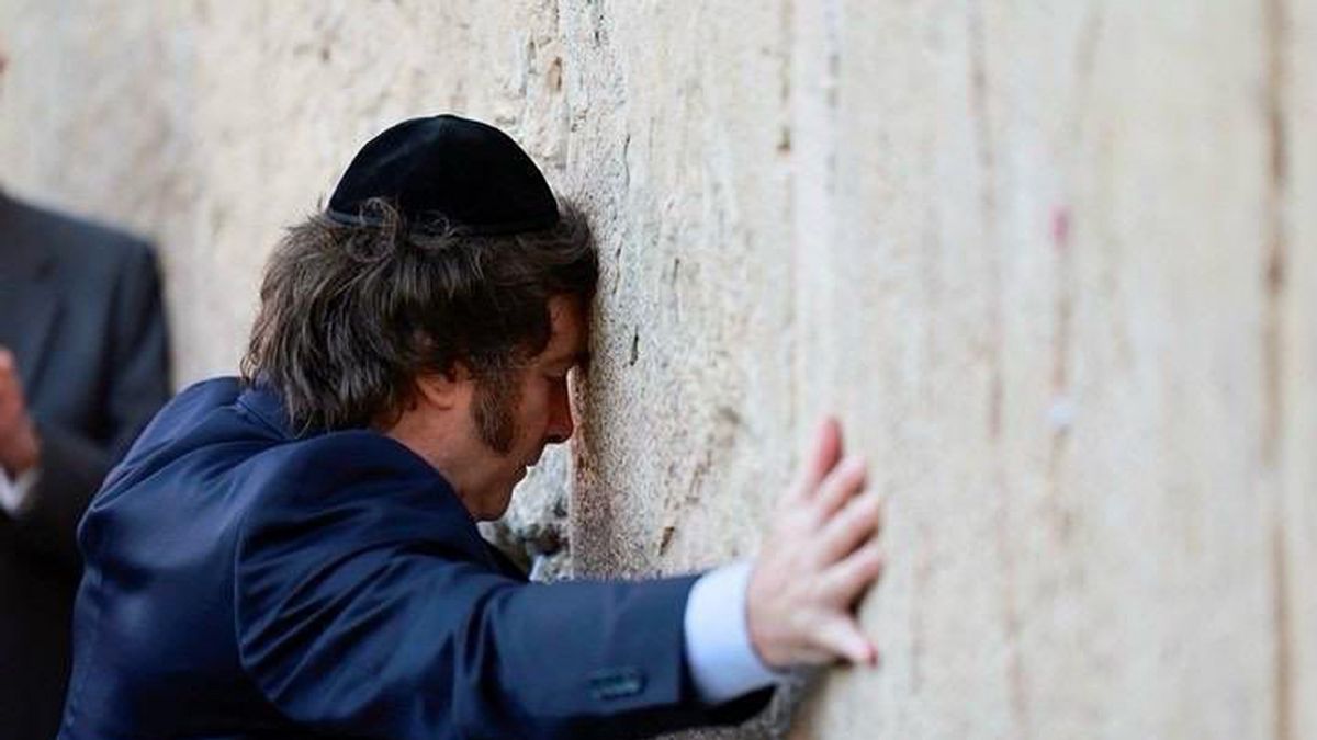 Milei inició su visita a Israel con una recorrida por el Muro de los Lamentos