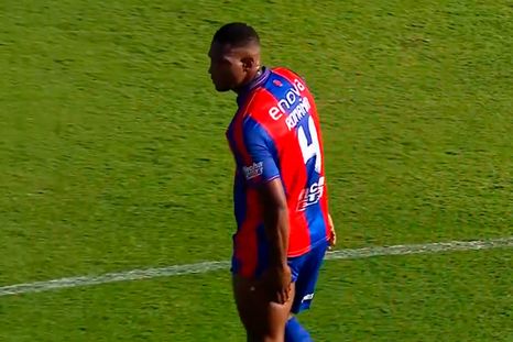 Jhohan Romaña debió ser reemplazado por una molestia en su pierna izquierda. Jhohan Romaña debió ser reemplazado por una molestia en su pierna izquierda.