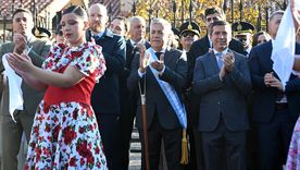 Mendoza celebra el 25 de Mayo con el tradicional Toque de Diana en la residencia oficial. Mendoza celebra el 25 de Mayo con el tradicional Toque de Diana en la residencia oficial.