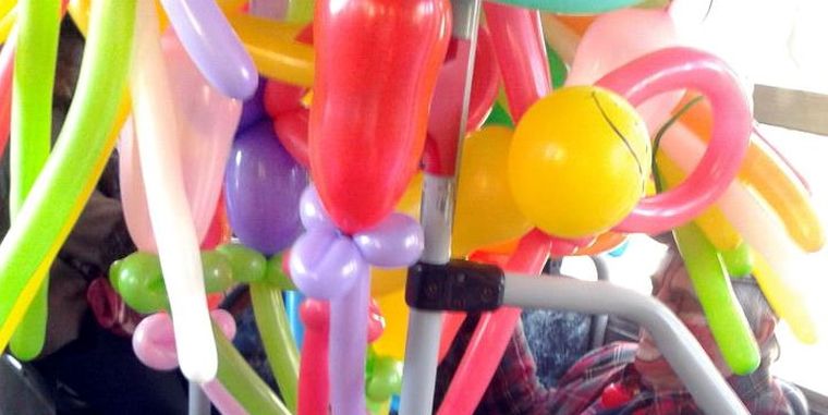 Somnoliento aún y rodeado de una nube de colores, este payaso disfrutaba sus últimos momentos de ocio mientras se dirigía a su trabajo.