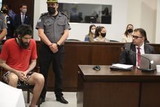 El acusado, un policía y Maximiliano Legrand, uno de sus abogados defensores.