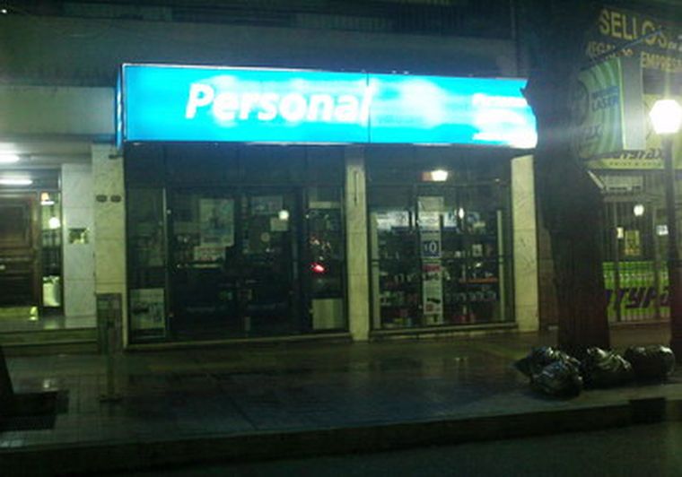 Los delincuentes se llevaron unos 40 celulares y cinco modems. Foto: MDZ