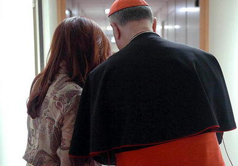 La presidenta Cristina Fernández de Kirchner en Roma junto a Tarcisio Bertone.