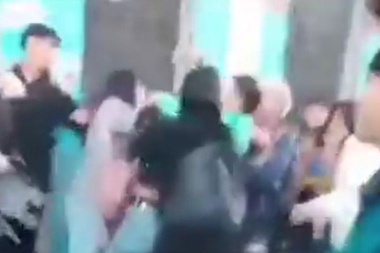 Un grupo de madres se trenzó en una pelea a la salida del colegio de sus hijas Foto: Mauro Szeta