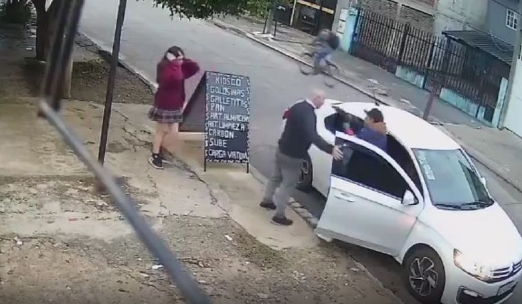 Un hombre y su hija adolescente fueron apuntados con armas por delincuentes que les robaron el auto Foto: Captura de video