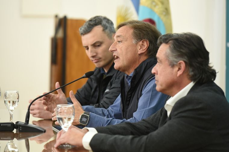 Rodolfo Suarez, el ministro de Gobierno Víctor Ibáñez y Pablo Magistocchi, el titular de Emesa. Foto: Maximiliano Ríos/MDZ