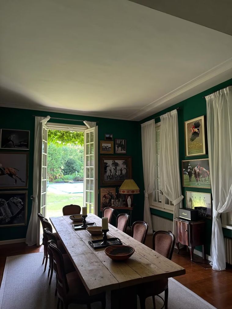 Los tonos arena dialogan con maderas nobles y mobiliario de estructura rústica. Los tonos arena dialogan con maderas nobles y mobiliario de estructura rústica.