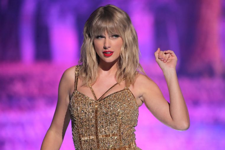 Taylor Swift lleva los looks con zapatillas como nadie. Foto: Rolling Stone