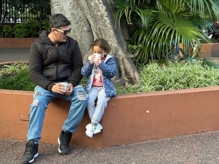 Padre e hija tomando chocolate caliente en el Día de la Independencia en el Museo Histórico Nacional. Padre e hija tomando chocolate caliente en el Día de la Independencia en el Museo Histórico Nacional.