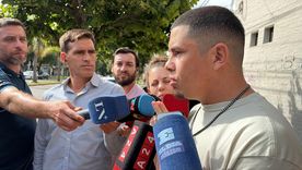 Marcos, padre de Kim Gómez, dialogando con la prensa antes de ingresar a la dependencia judicial.