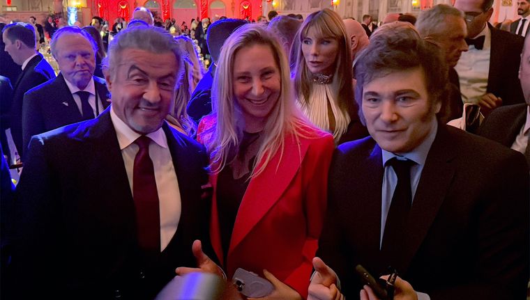 El presidente Javier Milei y su hermana Karina Milei junto al actor estadounidense Sylvester Stallone en la gala de Donald Trump en Mar-a-Lago, Florida. Foto: Presidencia
