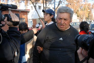 MDZol | El padre de las chicas saliendo de la Oficina Fiscal Número 4. Foto: Nacho Gaffuri / MDZ