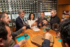 Un brindis entre el intendente capitalino y los empresarios gastronómicos que la guía Michelin destacó. Foto: Gentileza