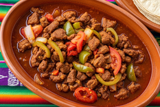 La receta originalmente se preparaba con cortes económicos de carne por su cocción rápida.