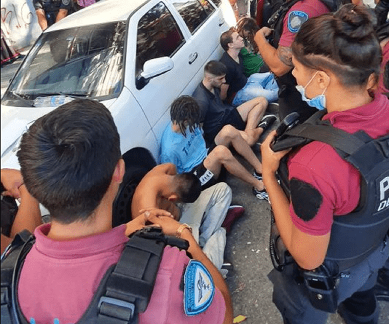 Los sospechosos arrestados y el coche involucrado. Foto: Gentileza