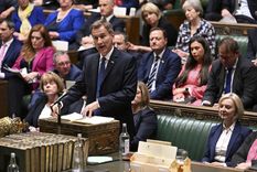 Jeremy Hunt, el nuevo ministro de Finanzas, presenta ante la Cámara de los Comunes el giro de 180° en la decisión de recortar impuestos dispuesto por el gobierno de Liz Truss, sentada a su izquierda, golpeada por la situación,