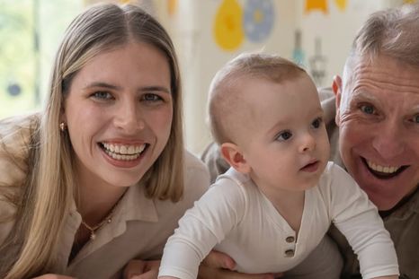 Coni Mosqueira y Alejandro Fantino junto a su hijo, Beltrán. Coni Mosqueira y Alejandro Fantino junto a su hijo, Beltrán.