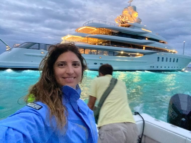 Florencia Mainet se convirtió en azafata de yates de lujo y logró cumplir su sueño de poder viajar por el mundo. Foto: Gentileza / Florencia Mainet