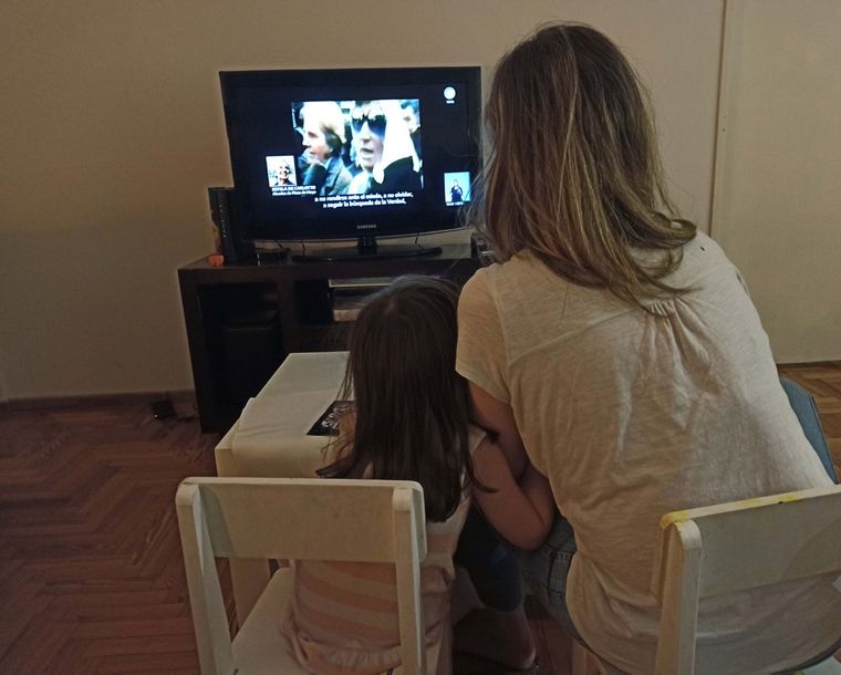 La televisión por cable e internet también están incluidas en el DNU. Foto: Télam