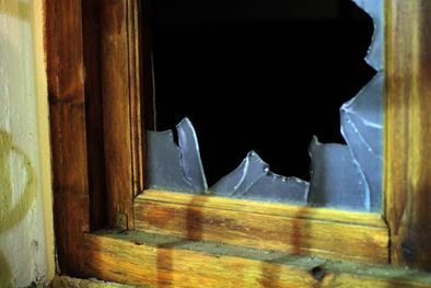 MDZol | La ventana rota envía un mensaje muy claro: nadie está cuidando esto. Foto: Gentileza: Blogspot.